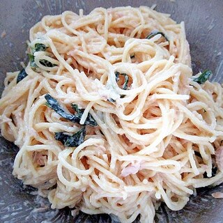 普通のパスタで、ツナわかめマヨサラダ